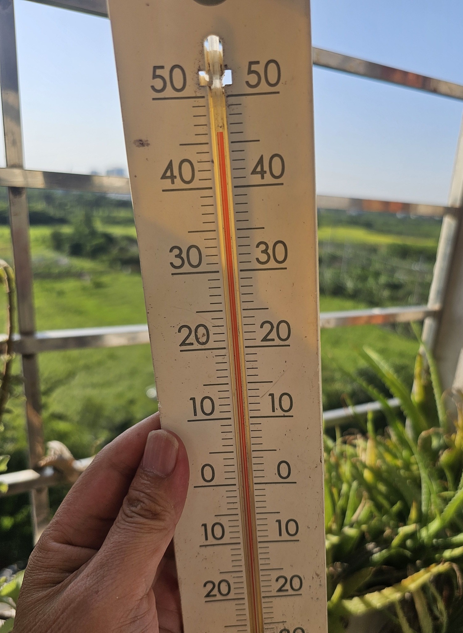 Ảnh chuyên gia thời tiết Huy Nguyễn đo trước nhà tại Hà Nội.